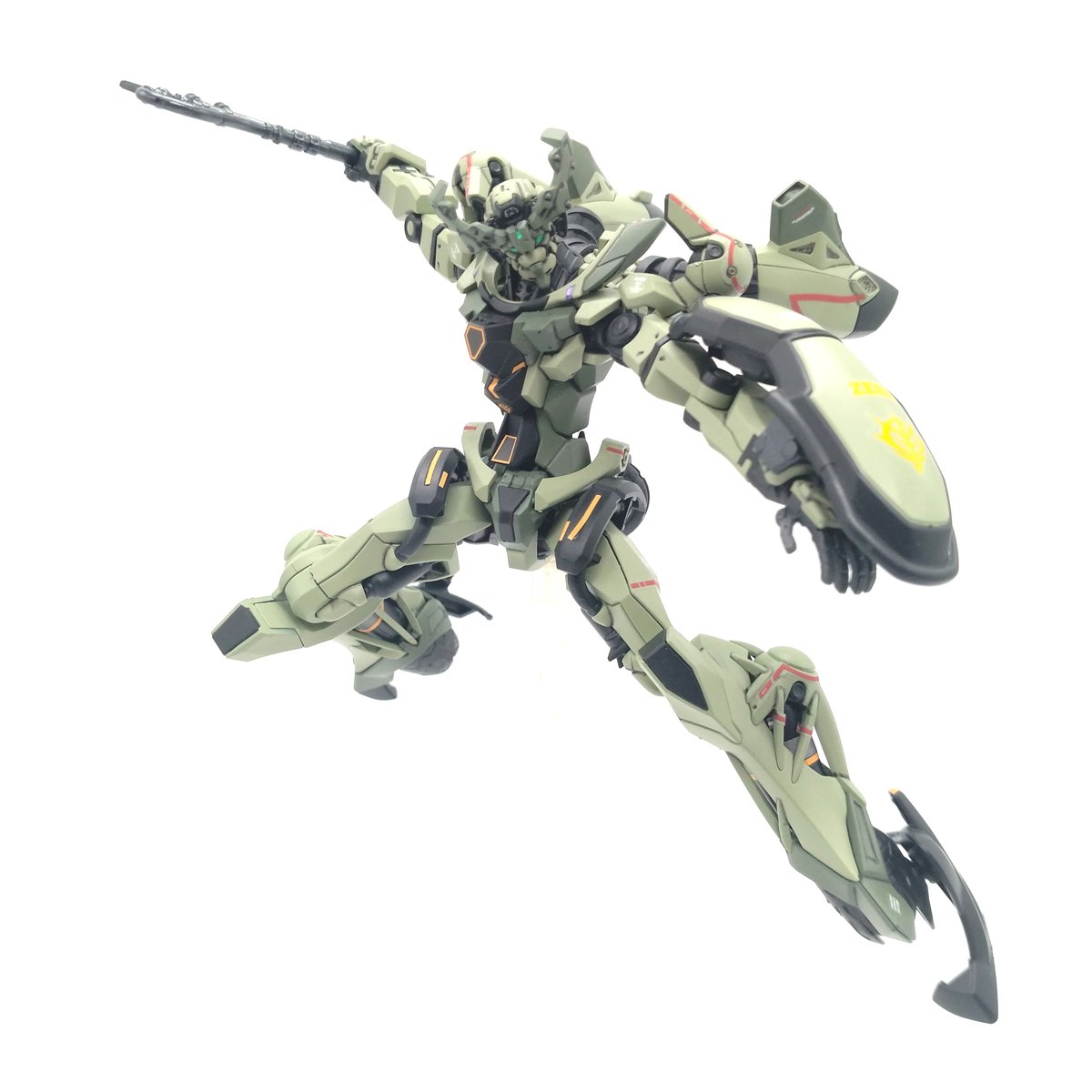 gquuuuuux-zeon-8-posing-1
